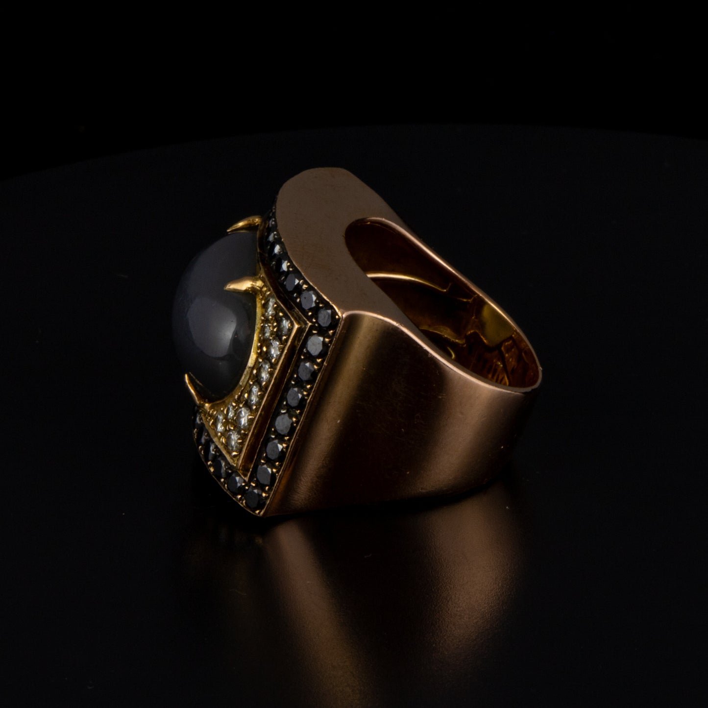 Anillo oro bicolor pavee cabujón.