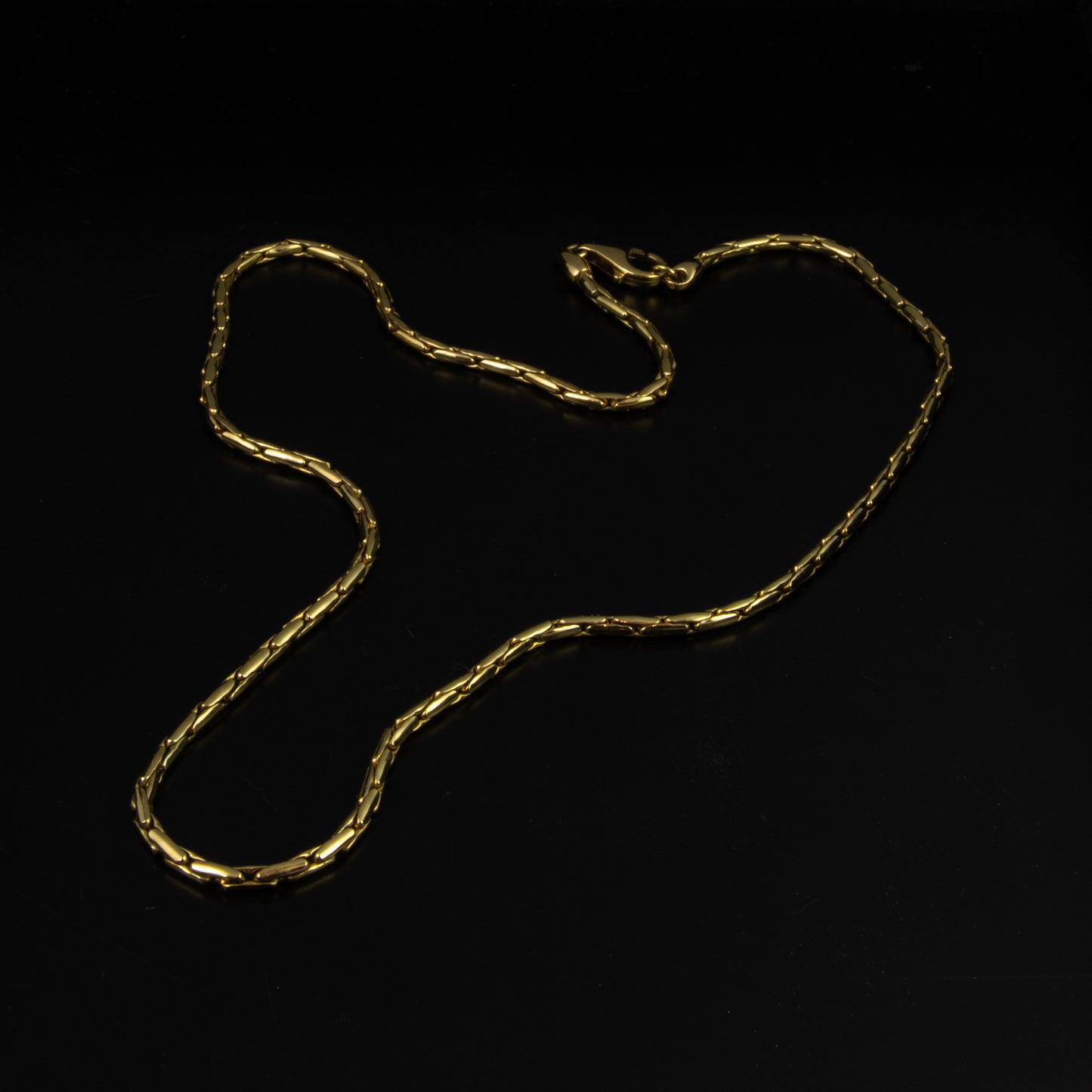 Gargantilla semirrígida eslabones curvados en oro amarillo.