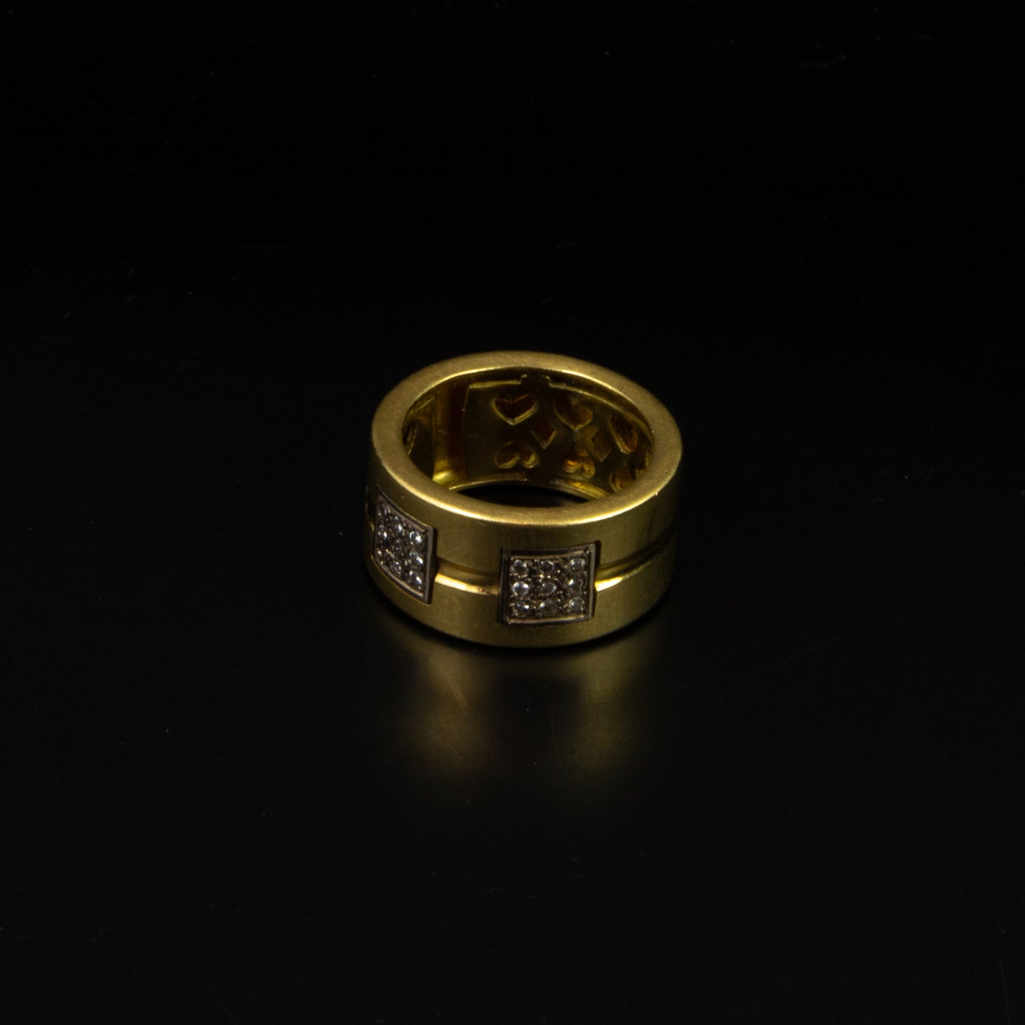 Anillo ancho mate gallón en oro amarillo y tres cuadrados con 36 diamantes talla brillante 0,02 qts. c/u.