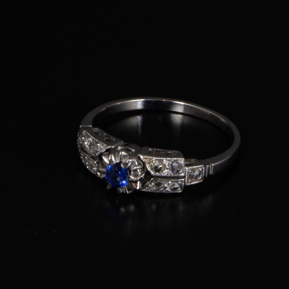 Anillo platino con diamantes talla antigua, zafiro época Art Déco.