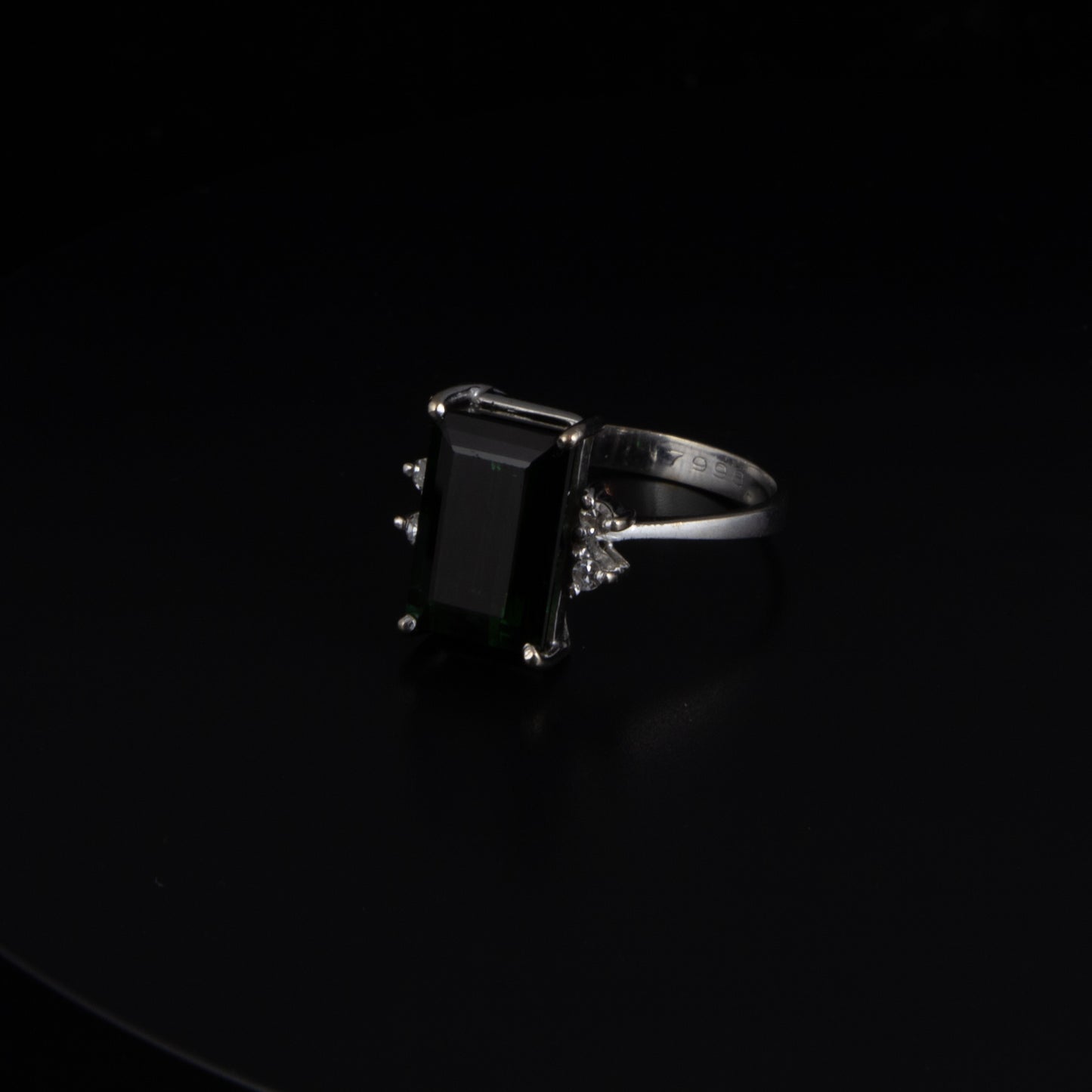 Anillo en oro blanco con turmalina verde y circonitas.