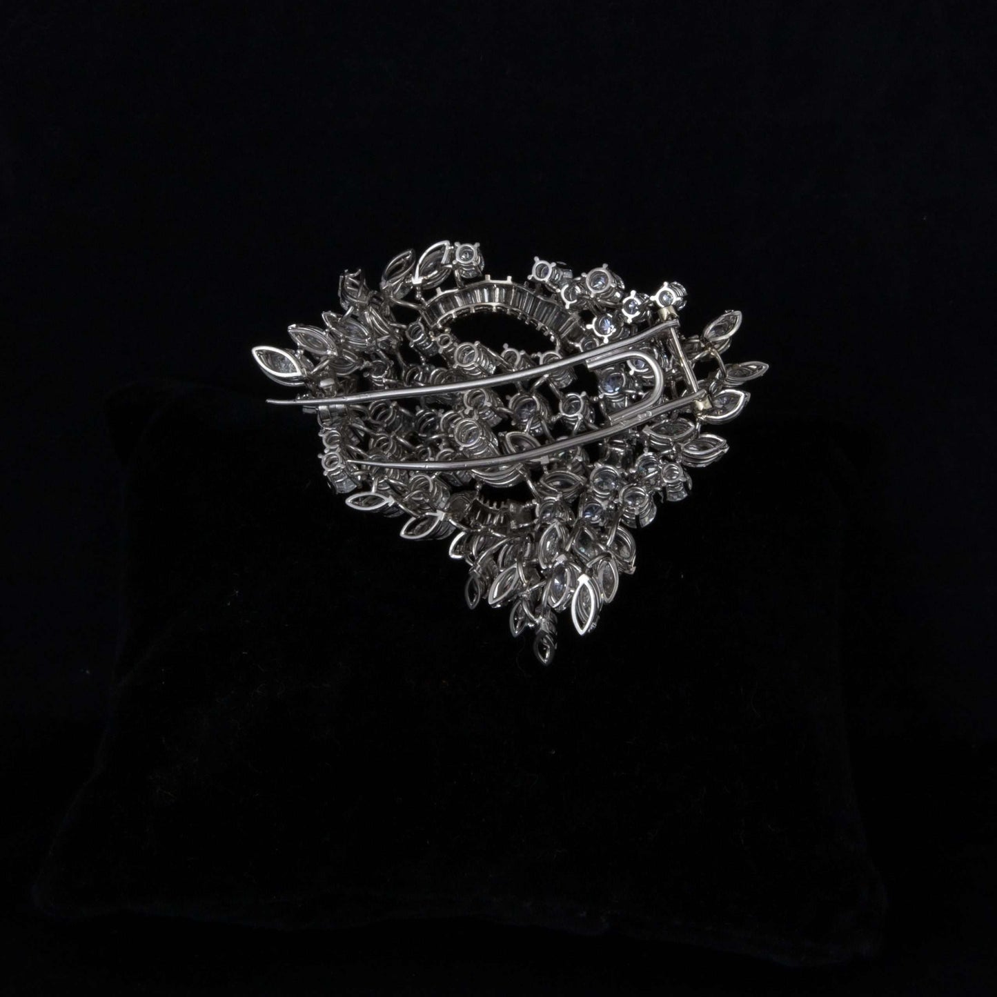 Broche oro blanco y brillantes.