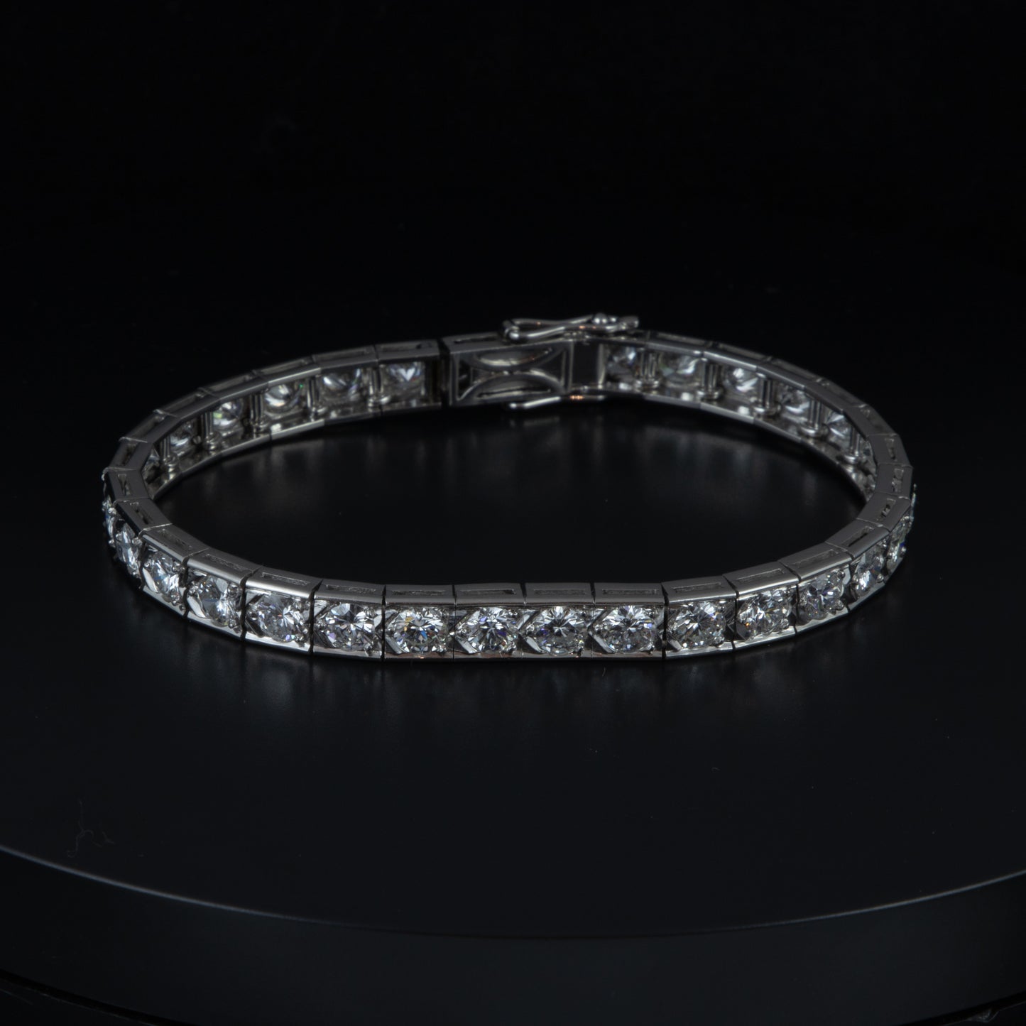 Riviere oro blanco y diamantes con un total de 9 qts.