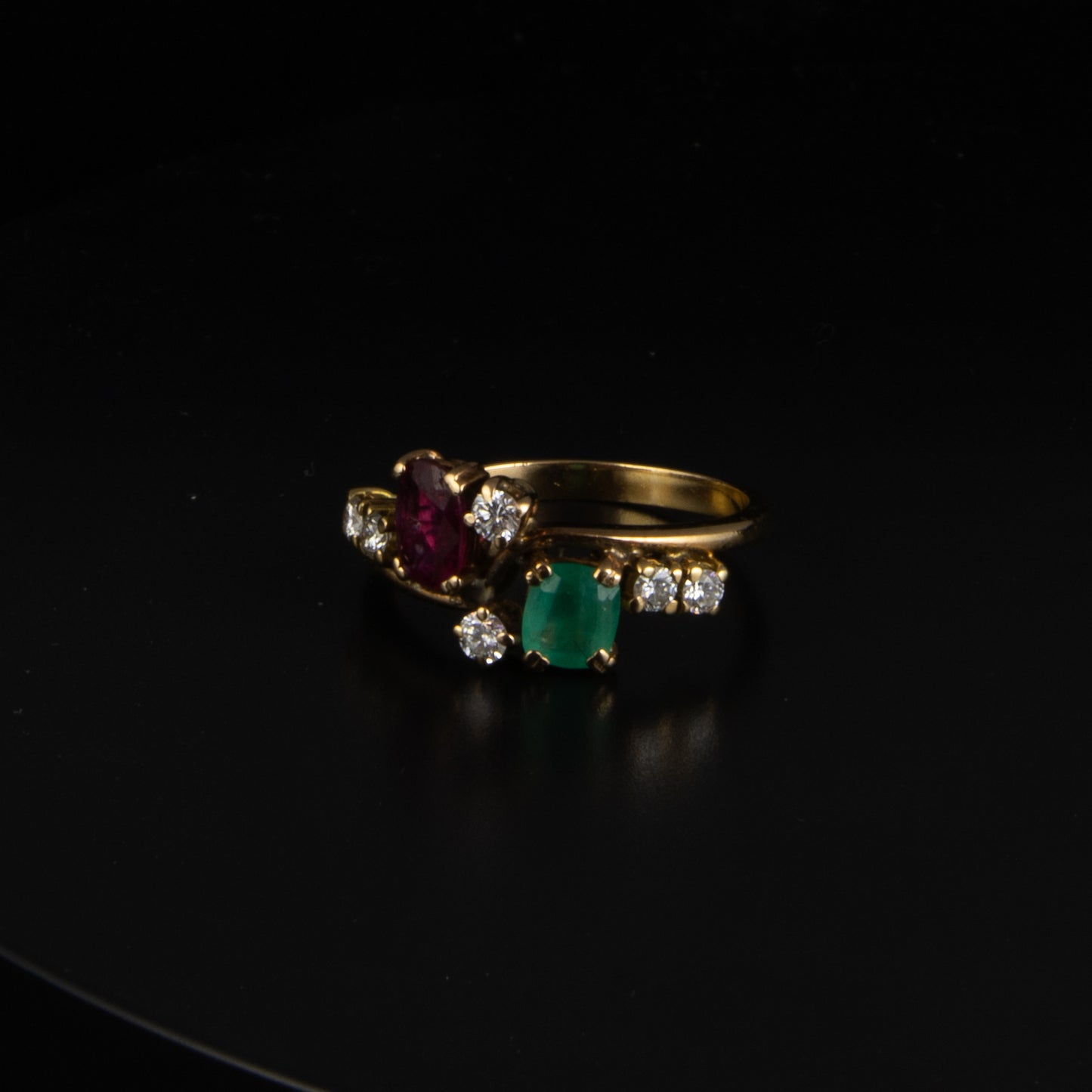 Anillo oro, brillantes, rubí y esmeralda.