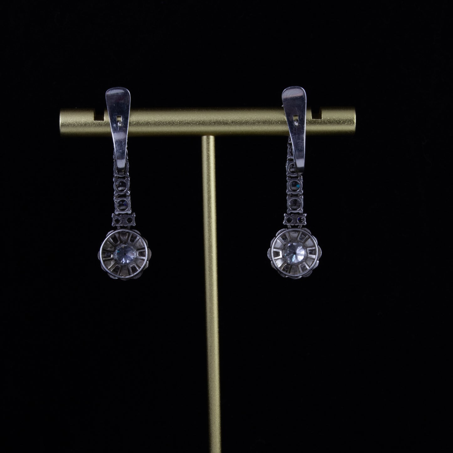 Pendientes años 40, en oro blanco con diamante central de 0,50 cts. estilo Holliwood.