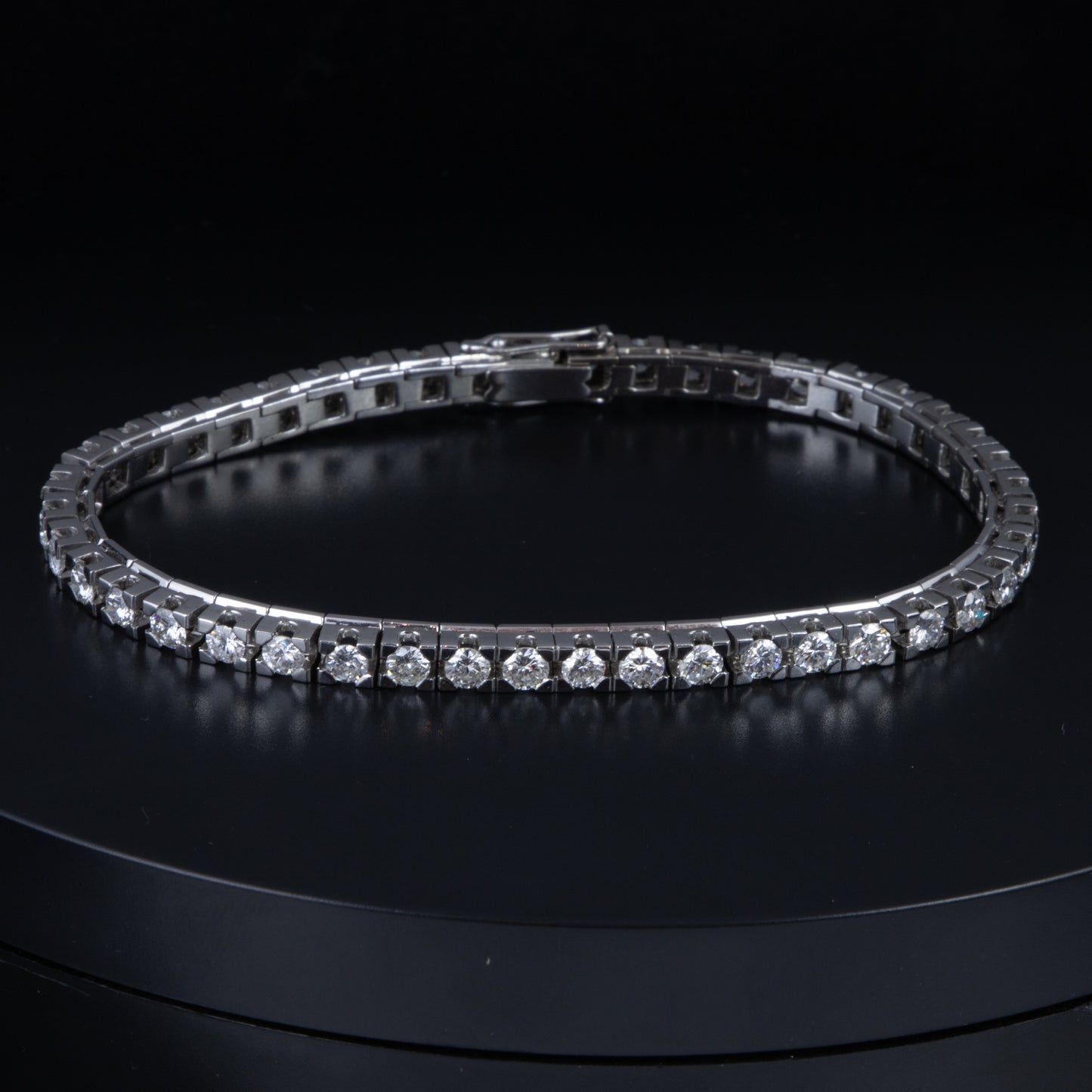 Riviere oro blanco y diamantes con un total 6 qts.