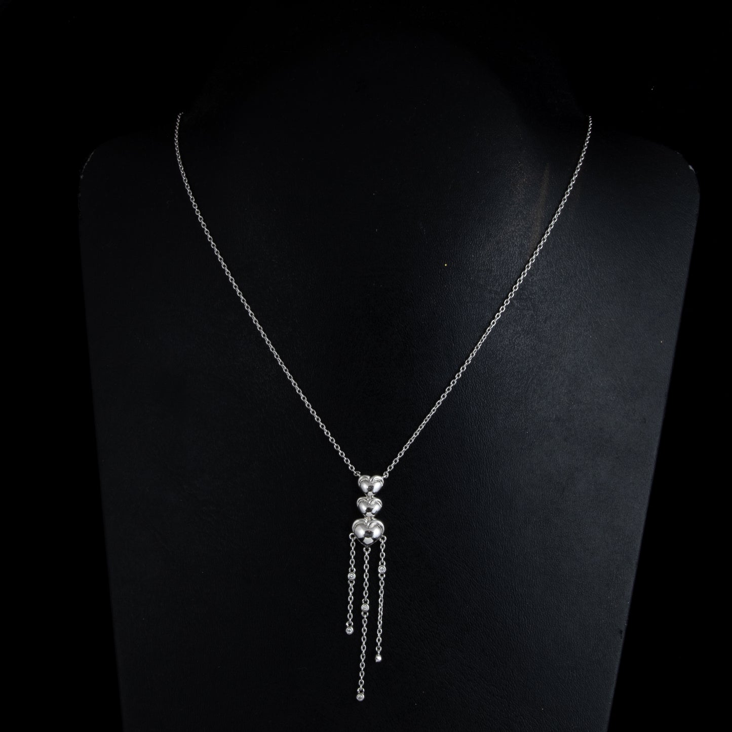 Gargantilla oro blanco corazones y diamantes.