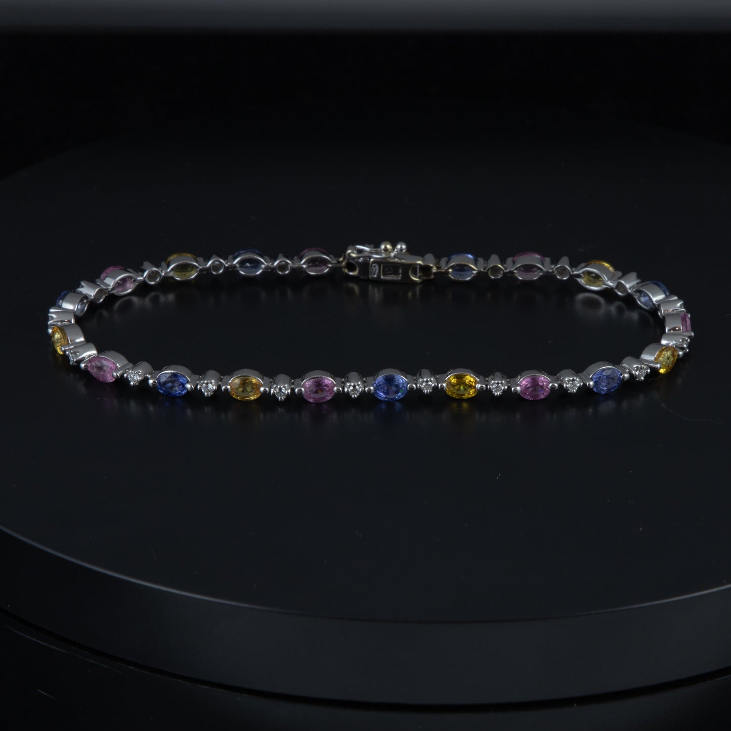 Riviere oro blanco, diamantes, y topacios de colores.