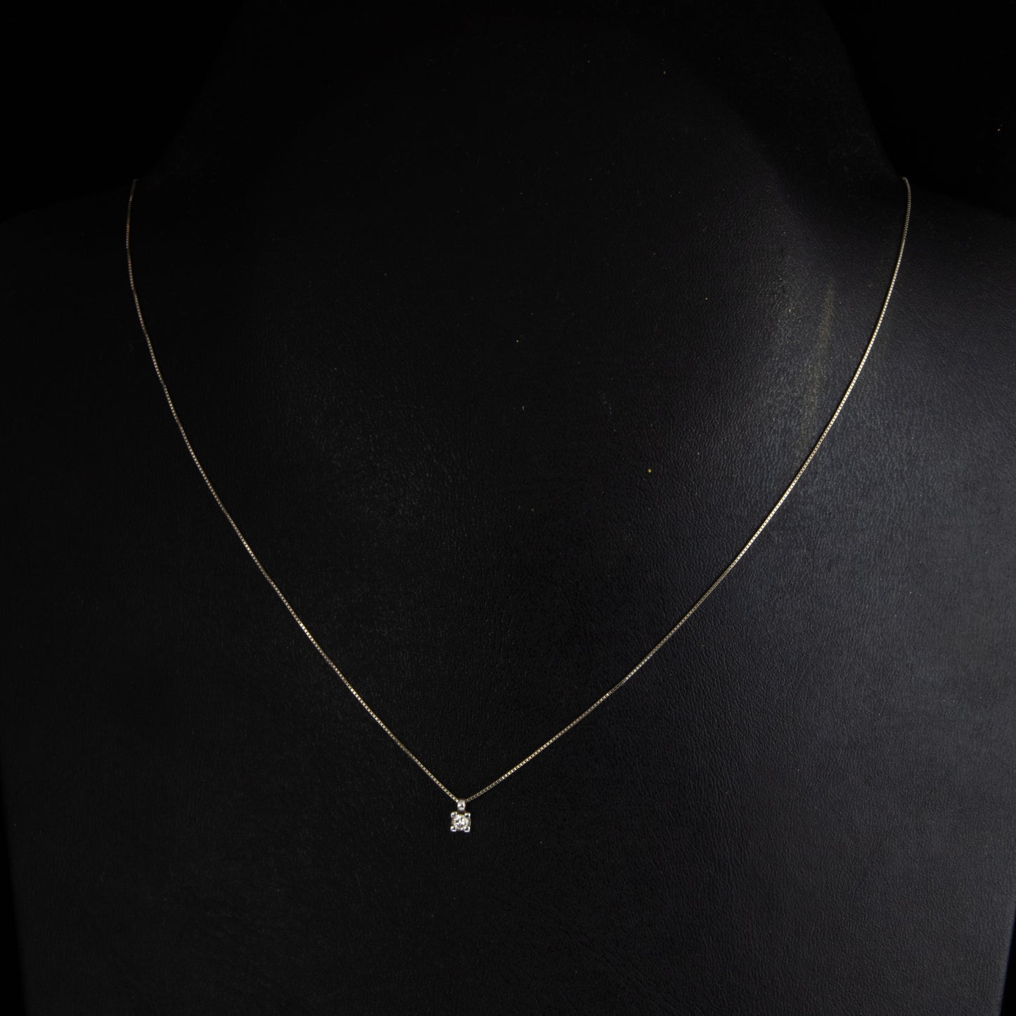 Cadena con colgante en oro blanco con diamante de 0,15 cts.