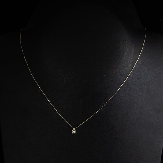 Cadena con colgante en oro blanco con diamante de 0,15 cts.