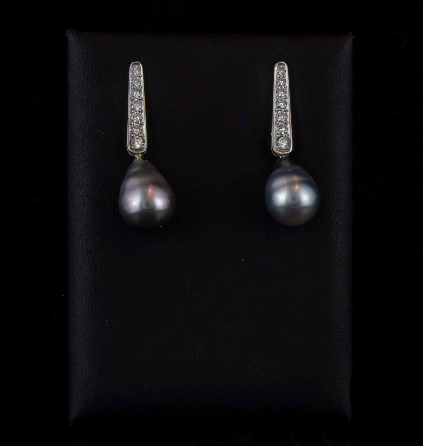 Pendientes oro blanco con brillantes 0,50 cts. en total y perla Tahití.