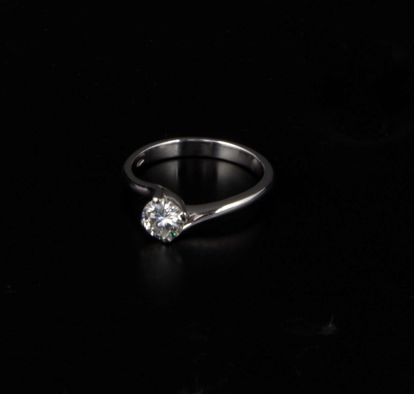 Anillo oro blanco con brillante de 0,50 cts, H SI 1