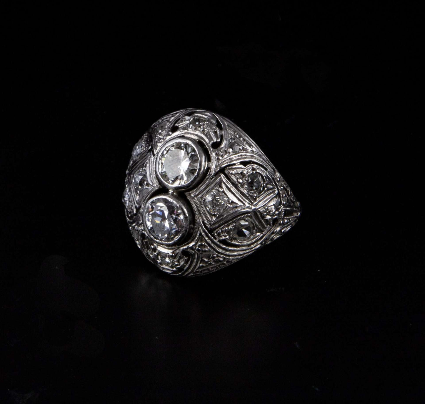 Anillo platino Deco, con 2 brillantes 0,50 cts. cada uno y el resto 0,20 cts.