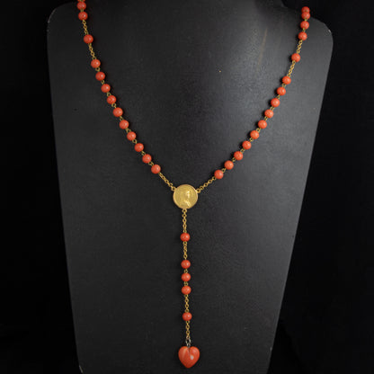 Collar inspiración rosario en oro amarillo y coral.