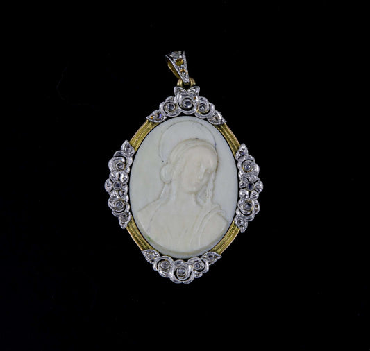 Colgante oro y platino con diamantes y marfil con la representación de una virgen.