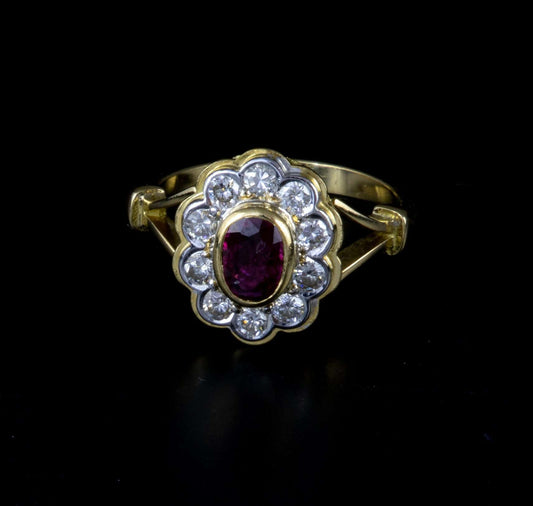 Anillo oro amarillo con brillantes 0,50 cts. y rubí central.