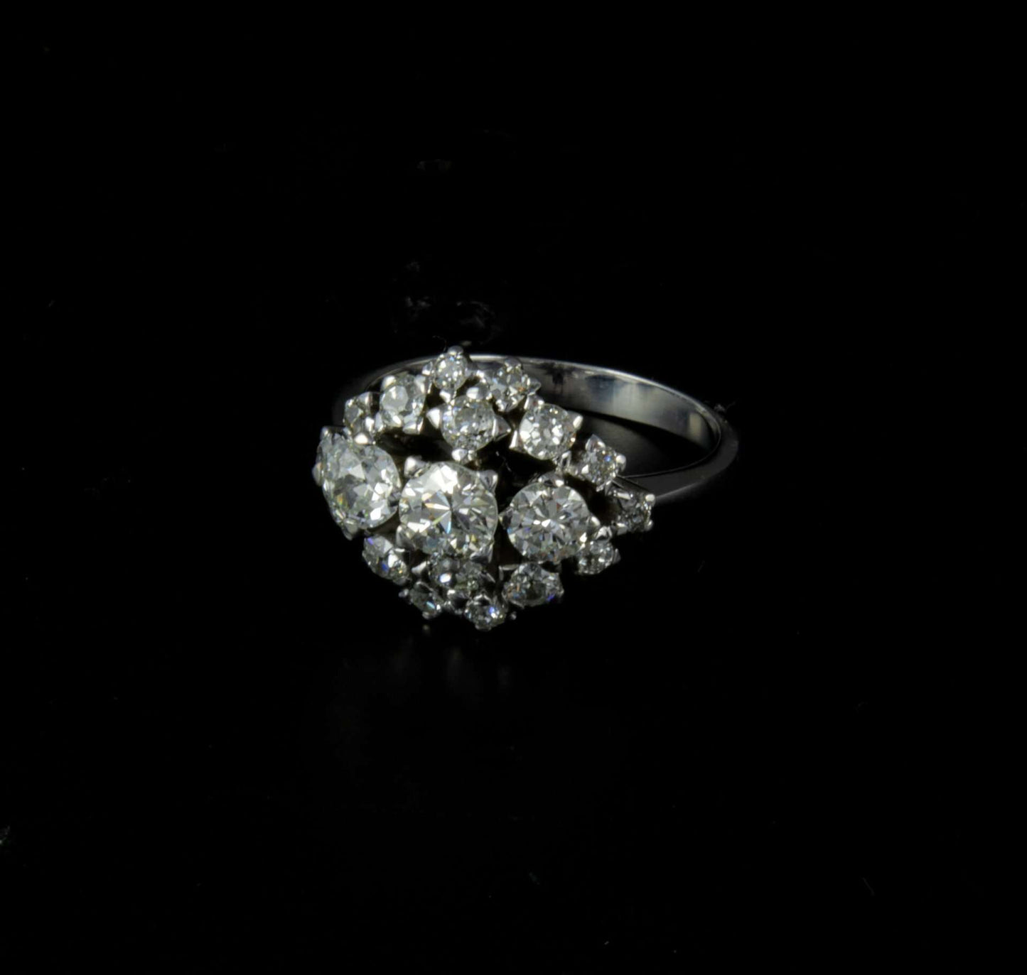 Anillo oro blanco con brillantes, central 0,40 cts. aprox., laterales 2 de 0,23 cts. aprox. resto 0,50 cts. aprox.