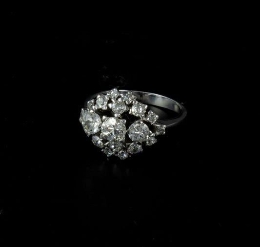 Anillo oro blanco con brillantes, central 0,40 cts. aprox., laterales 2 de 0,23 cts. aprox. resto 0,50 cts. aprox.