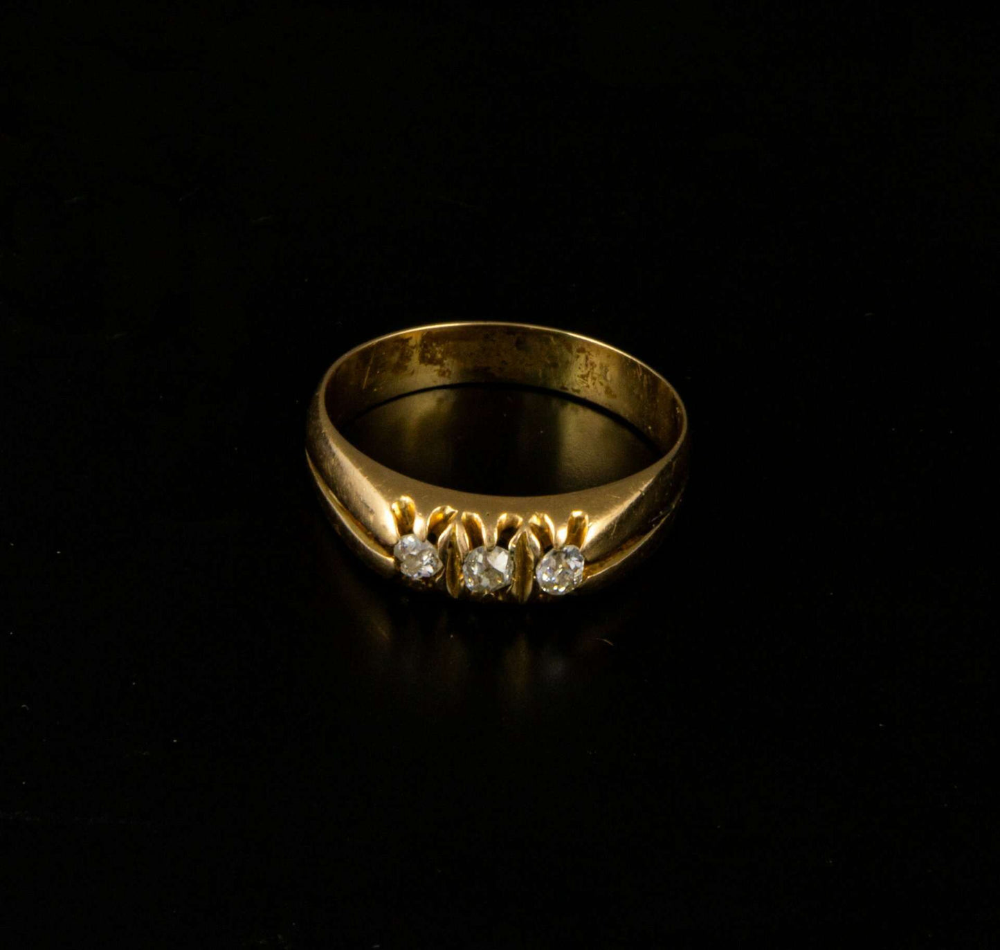 Anillo oro amarillo con brillantes.