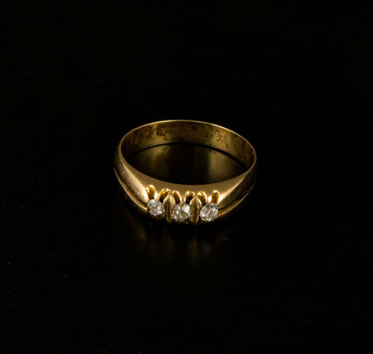 Anillo oro amarillo con brillantes.