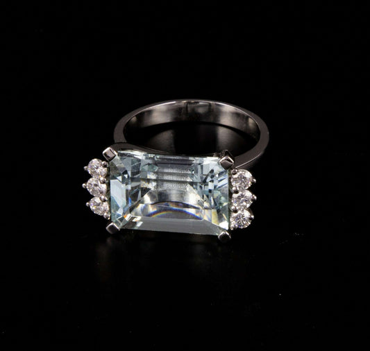 Anillo oro blanco con brillantes y aguamarina.