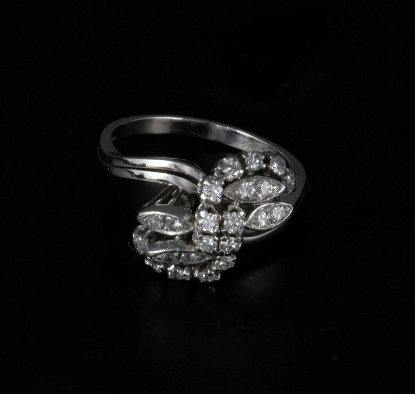 Anillo oro blanco y brillantes 1 ct. aprox. en total.