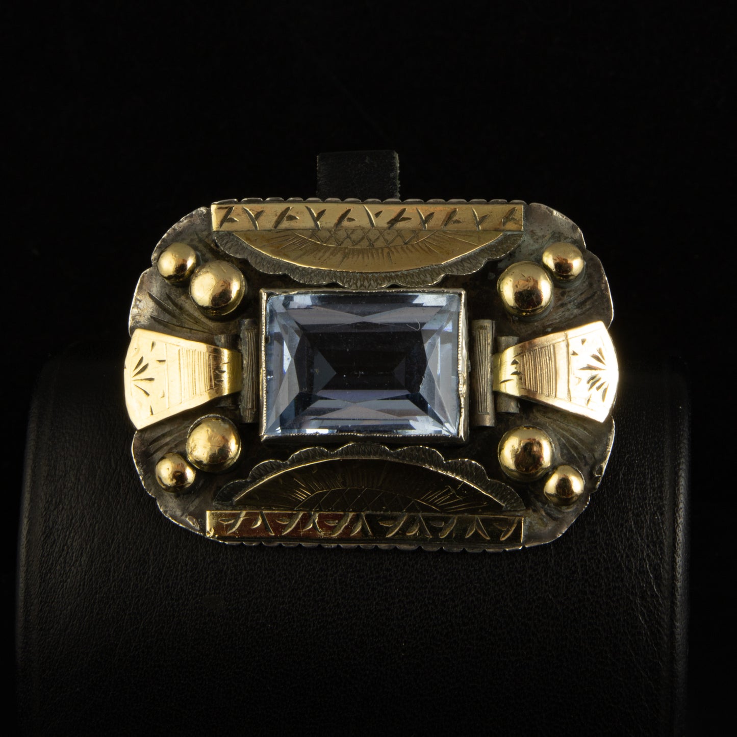 Broche de plata, época modernista con láminas de oro.