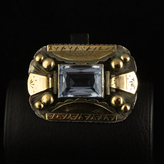 Broche de plata, época modernista con láminas de oro.