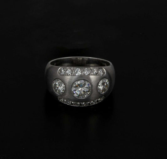 Anillo oro blanco matizado con brillante central 0,70 cts., laterales 0,36 cts. cada uno y el resto 0,25 cts.