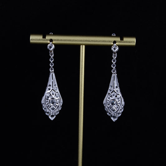 Pendientes oro con zafiros blancos. Art Deco.