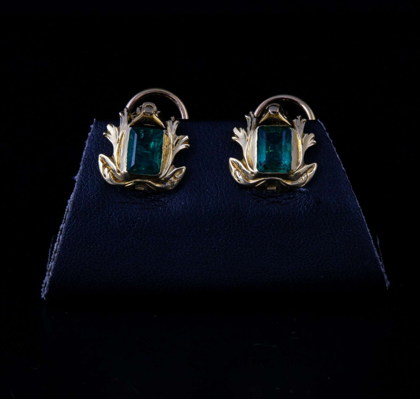 Pendientes oro y esmeralda de 1 cts. aprox. en total.