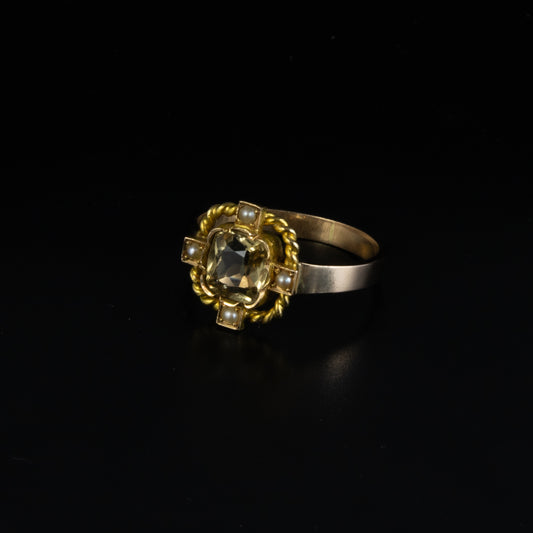 Anillo años 40 con citrino y perlitas en oro amarillo.