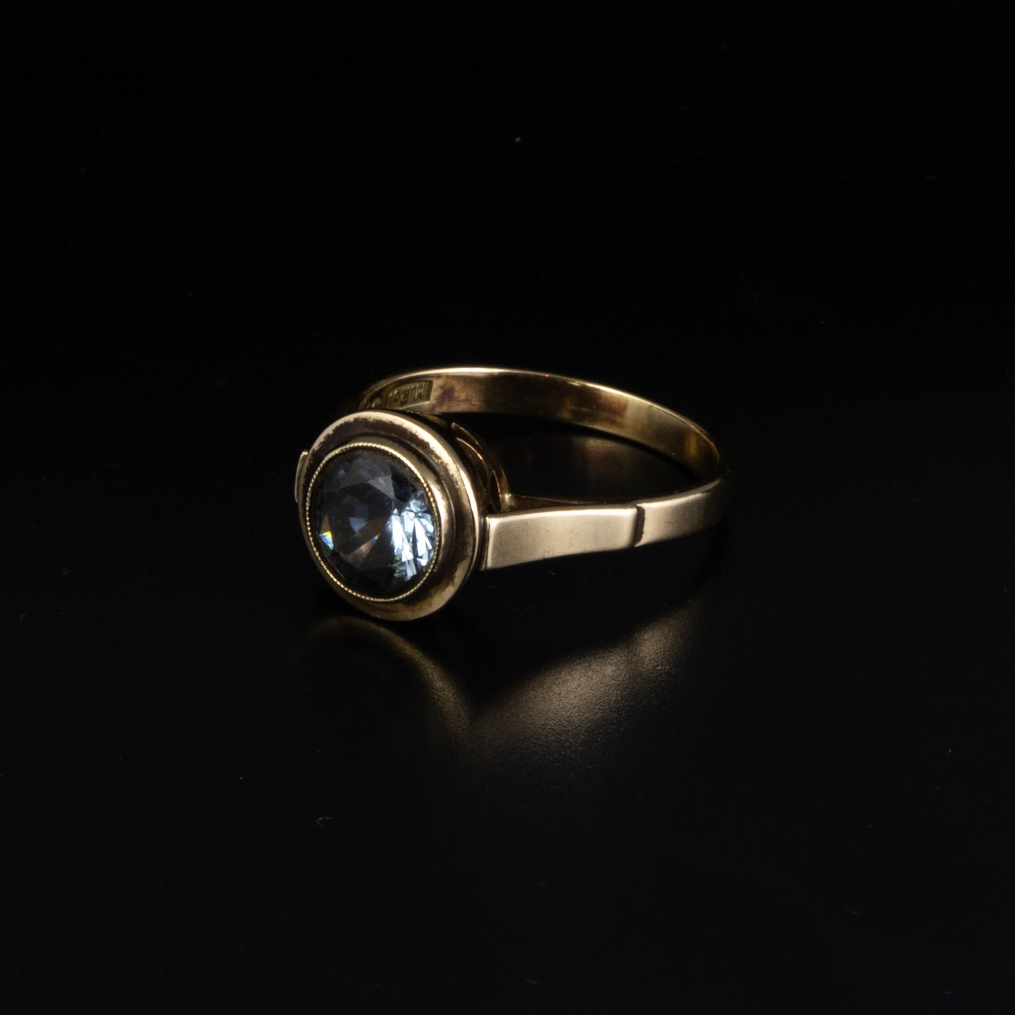 Anillo oro amarillo de 14kt con topacio azul.