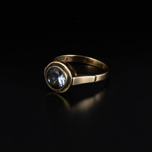 Anillo oro amarillo de 14kt con topacio azul.