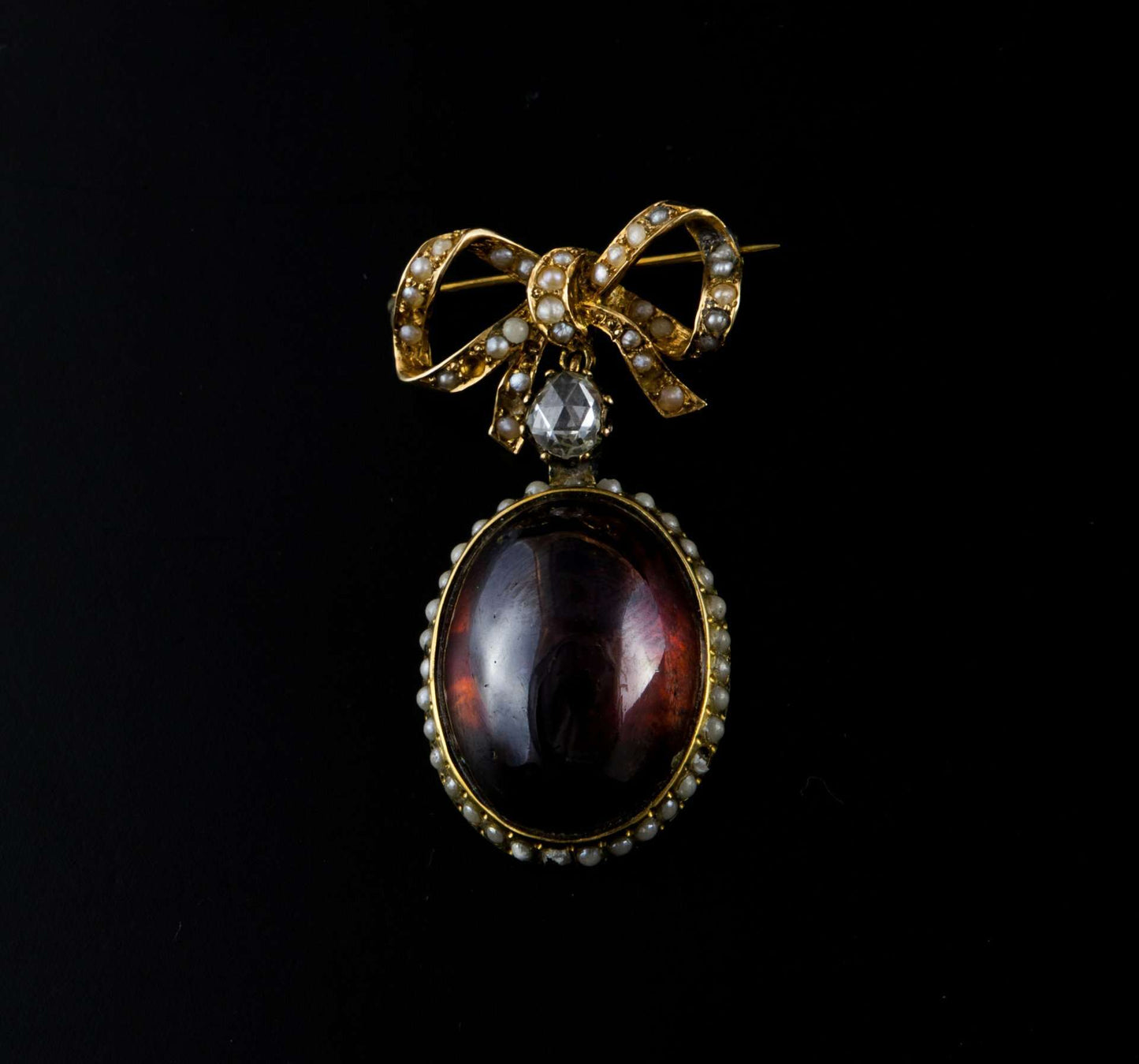 Broche 1890 en oro perlas, diamante talla rosa y ambar.