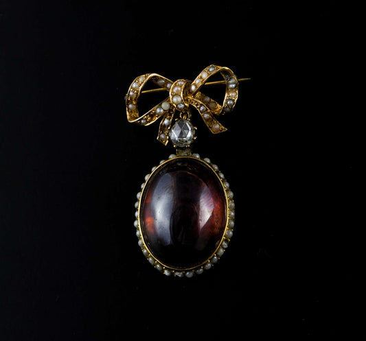 Broche 1890 en oro perlas, diamante talla rosa y ambar.