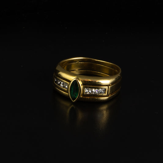 Sortija oro, esmeralda marquise y diamante princesa.