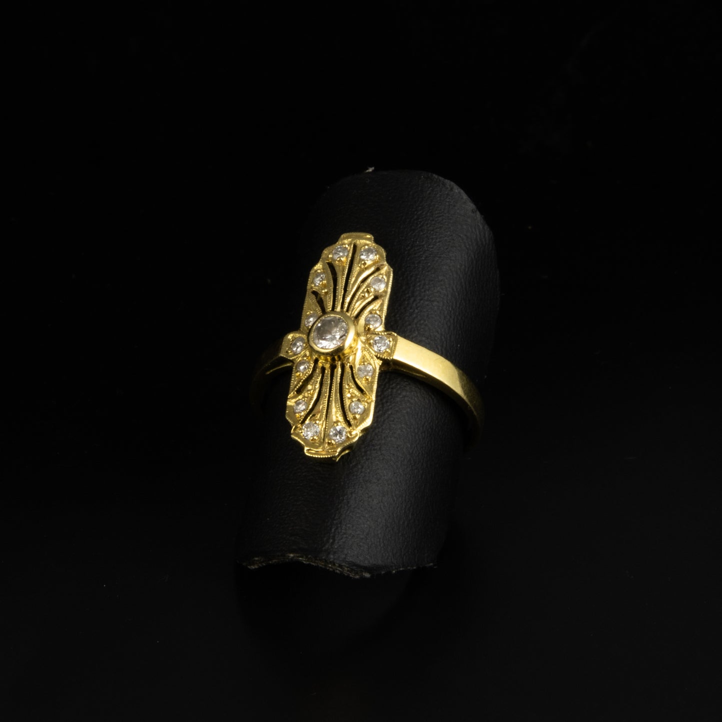 Anillo años 50 en oro amarillo y diamantes.