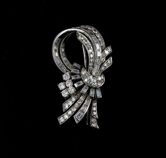 Broche en oro blanco con brillantes y baguettes del 1940 aprox. 3 Cts. aprox en total.