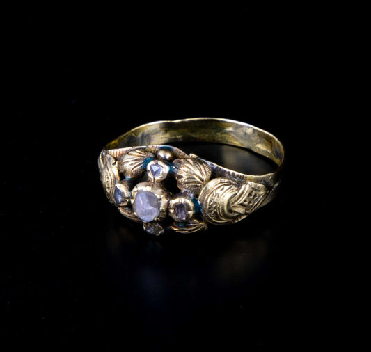 Anillo 1890 aprox. en oro con diamantes.