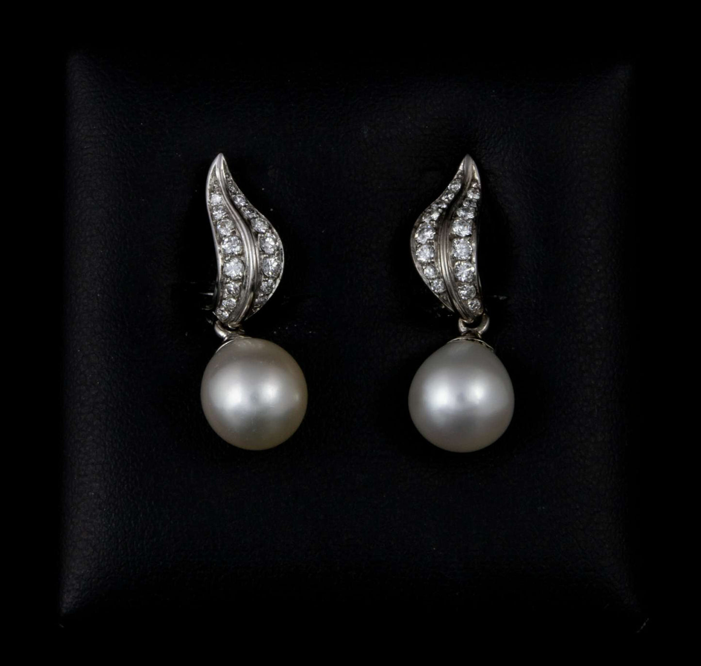 Pendientes oro blanco con brillantes y perla.