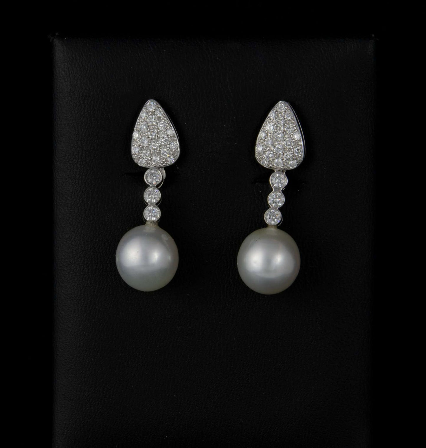 Pendientes oro blanco con brillantes y perla.