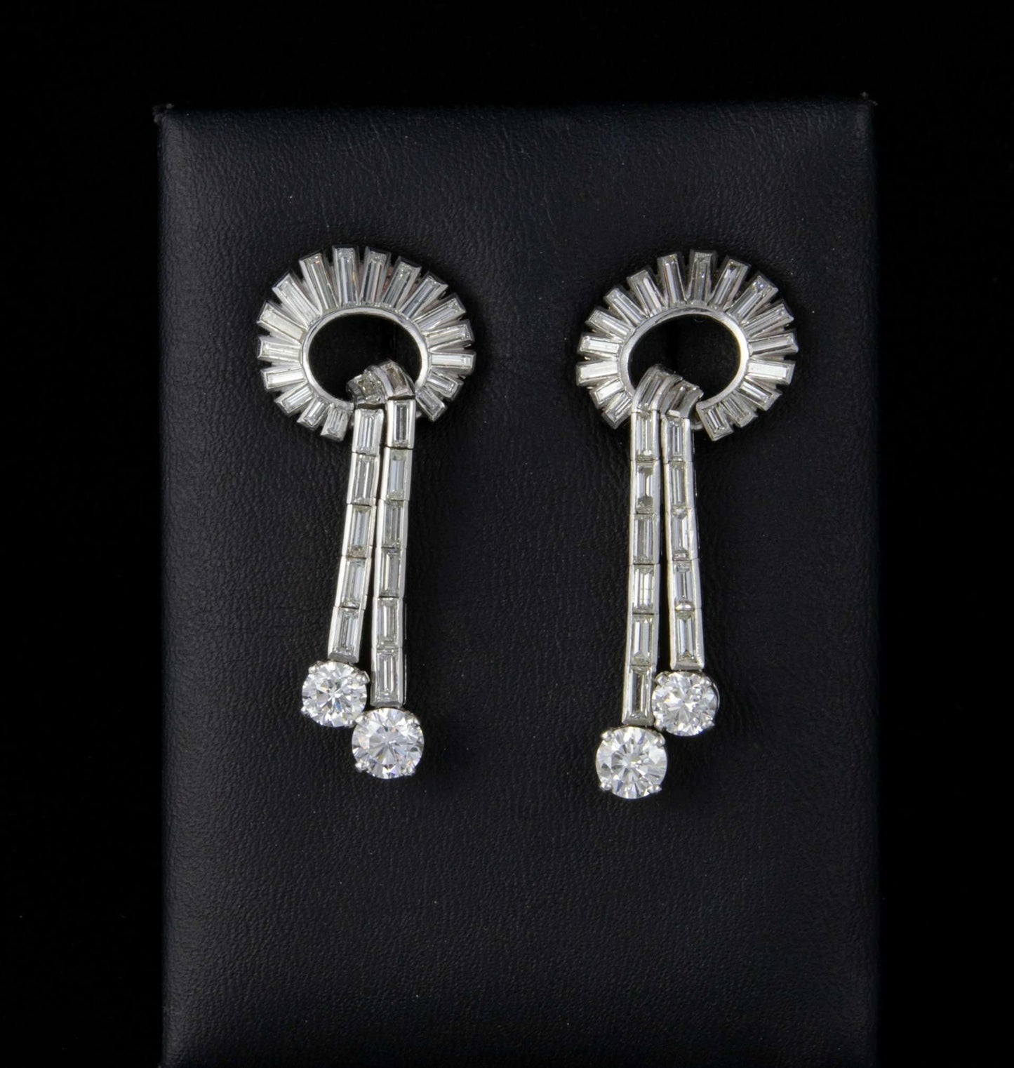 Pendientes oro blanco con brillantes, 2 de 0,10 cts. y 2 de 0,50 cts. aprox. con baguets.