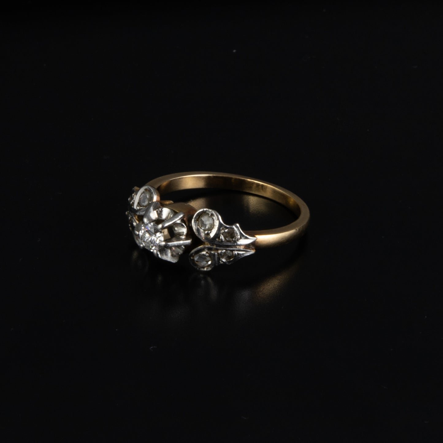 Anillo epoca Art Novo, diamantes y oro amarillo.