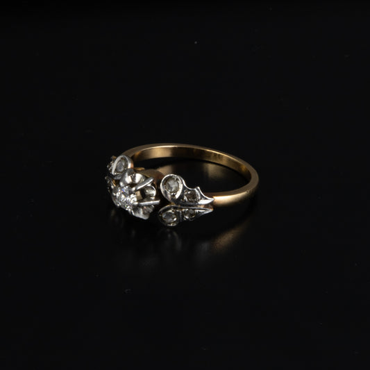 Anillo epoca Art Novo, diamantes y oro amarillo.