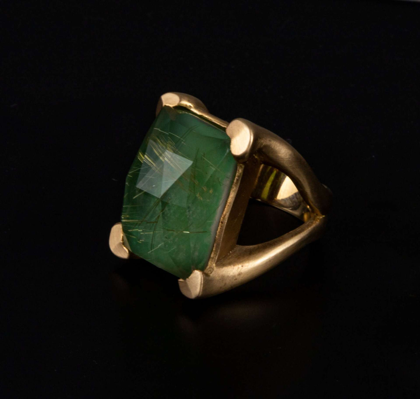 Anillo con piedra de crisopacio y cuarzo rutilado.