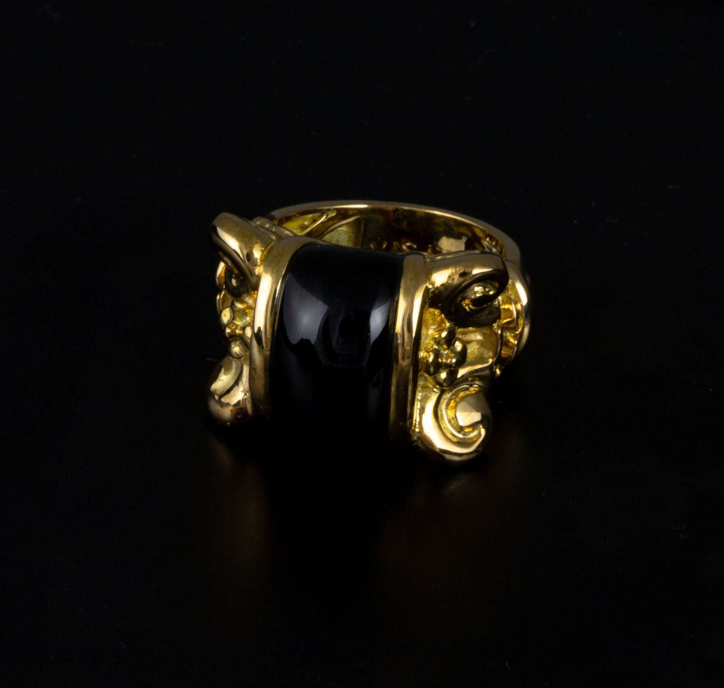 Anillo en oro con piedra, Capitel, Firmado Vasari