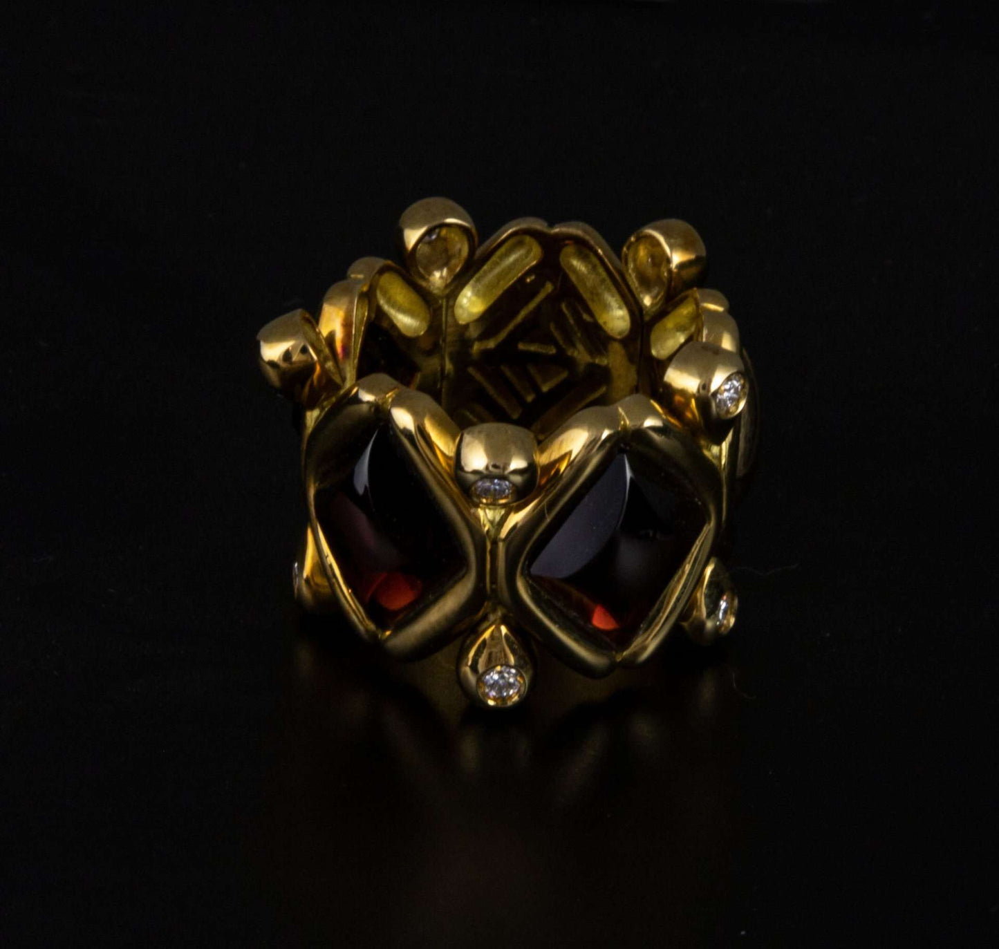 Anillo en oro con turmalina roja y brillantes. Firmado Vasari.