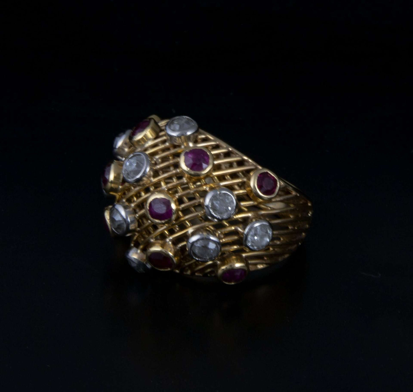 Anillo en oro con brillantes y rubíes.