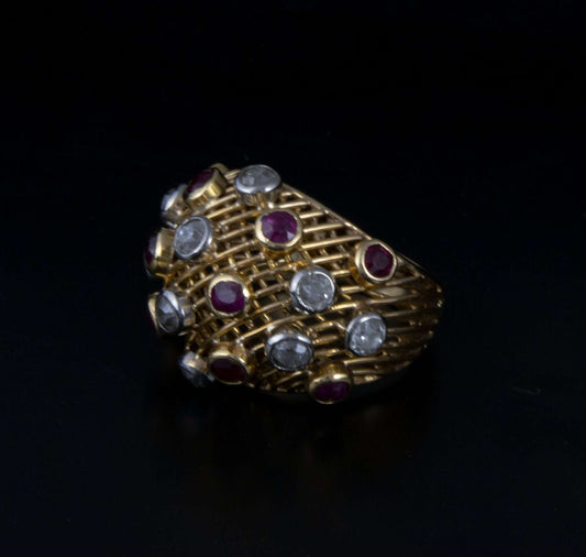 Anillo en oro con brillantes y rubíes.